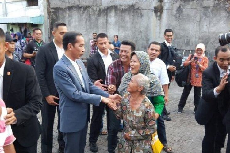 Presiden Jokowi menyalami masyarakat saat pembagian sembako di Graha Saba Buana, Jalan Letjend Suprapto, Kelurahan Sumber, Kecamatan Banjarsari, Solo, Rabu (5/6/2019). 
