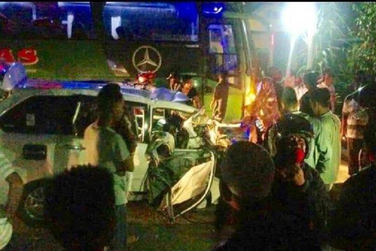 Lima dari delapan penumpang mobil meninggal dunia akibat tabrakan dengan bus Sempati Star Senin (17/6/2019) menjelang pagi pukul 03.05 WIB di jalan Medan-Banda Aceh, tepatnya di Gampong Meunasah Leubok, Kecamatan Pante Bidari, Aceh Timur, Aceh.