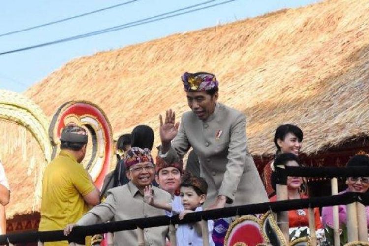 Presiden RI Joko Widodo memboyong keluarga termasuk istri, anak, para menantu, dan cucu-cucunya untuk membuka Pesta Kesenian Bali XLI tahun 2019, Sabtu (17/6/2019). Jan Ethes Srinarendra mencuri perhatian di Bali.