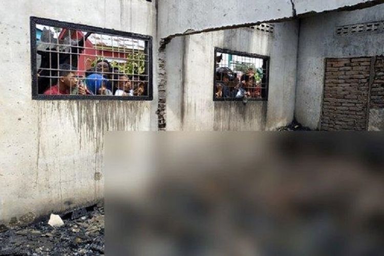 Warga melihat para pekerja yang menjadi korban kebakaran di pabrik mancis di Binjai, Sumatera Utara, Jumat (21/6/2019).