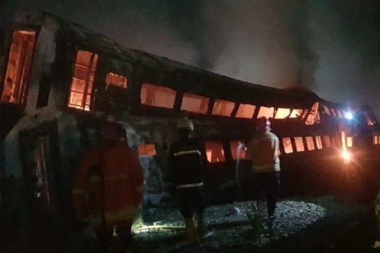 Belasan bangkai gerbong kereta di Stasiun Kereta Api Purwakarta terbakar, Jumat (5/7/2019) tengah malam.