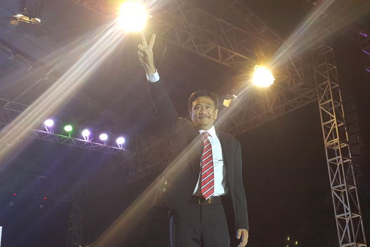 Gubernur DKI Jakarta Djarot Saiful Hidayat beberapa kali mengangkat kedua jarinya saat menghadiri acara Kaleidoskop dan Terima Kasih Gubernur 2012-2017 yang digelar di Lapangan Banteng, Jakarta Pusat, Sabtu (14/10/2017) malam.