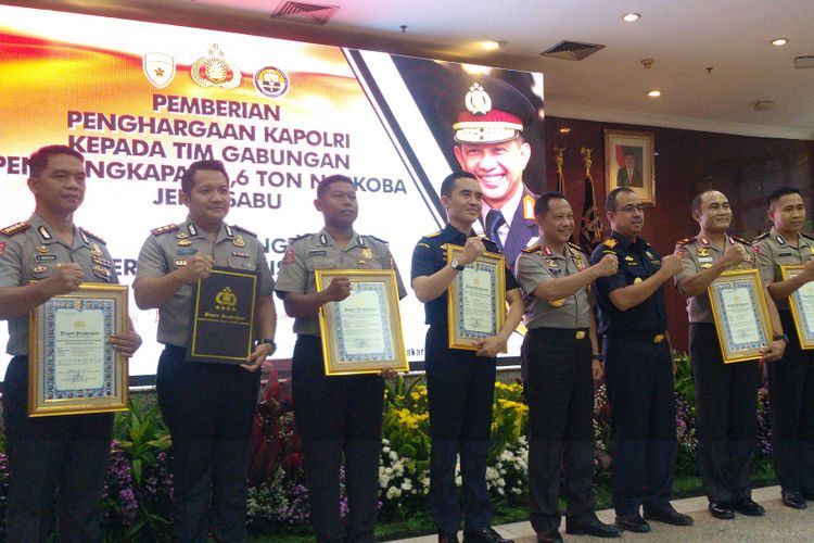 Kapolri Jenderal Pol Tito Karnavian memberi penghargaan kepada seratusan personel Polri dan petugas Bea Cukai atas pengungkapan 1,6 ton sabu di Rupatama Mabes Polri, Selasa (27/3/2018).
