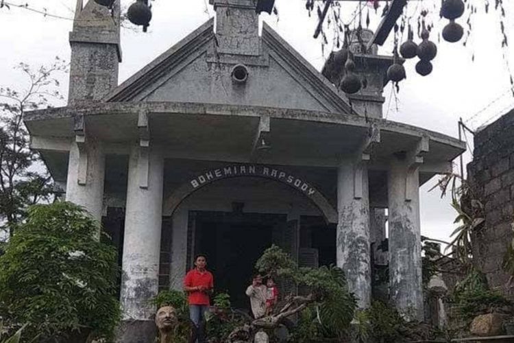 Kondisi bangunan rumah bergaya Eropa bertuliskan Bohemian Rapsody di Garum, Kabupaten Blitar, Jawa Timur, yang sekarang viral. 