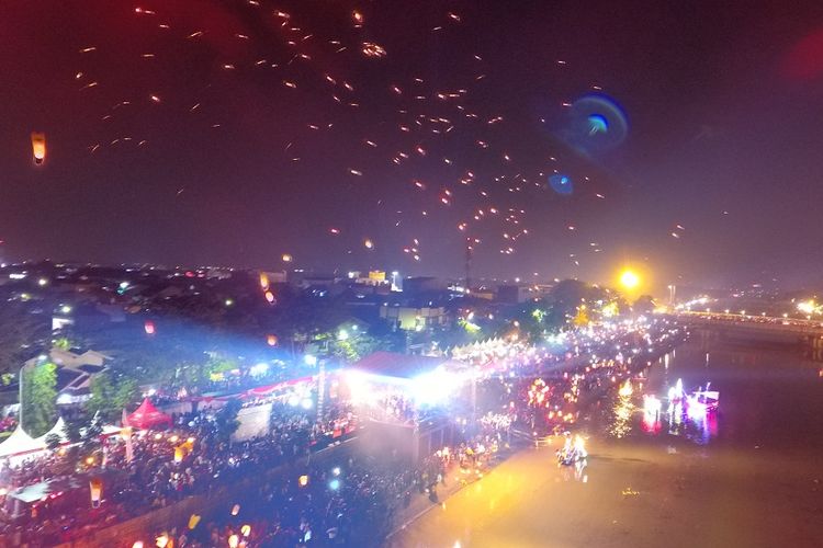 Sebanyak 4.700 lampion menghiasi langit Kota Semarang sebagai tanda pembukaan Festival Banjir Kanal Barat, rangkaian hari jadi Kota Semarang ke-470.