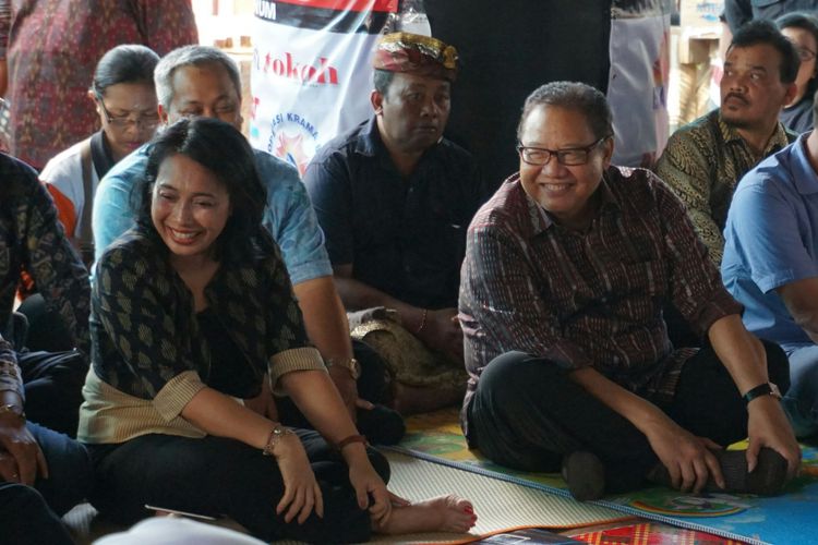 Menteri Koperasi dan UKM AAGN Puspayoga (kanan) dan Ibu Bintang Puspayoga (kiri) mengunjungi pengungsi Gunung Agung di posko Balai Banjar Desa Tegak, Kabupaten Klungkung, Bali, Sabtu (14/10/2017). 