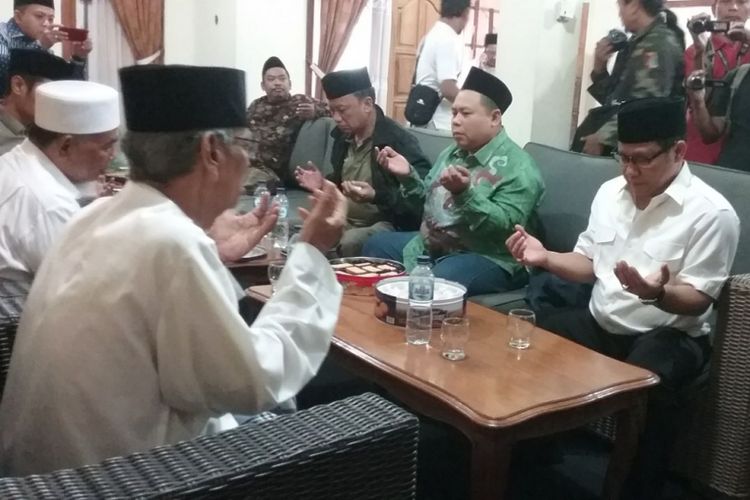 Ketua DPP PKB Muhaimin Iskandar saat mengamini doa dari KH Dimyati Rois.  