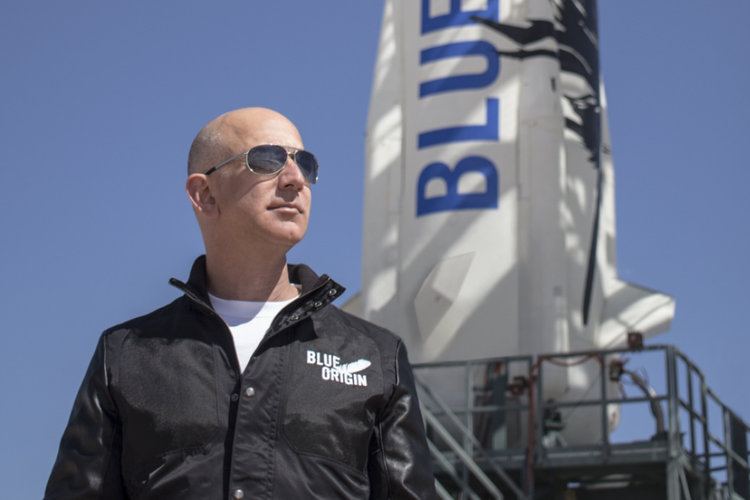 Bos Amazon, Jeff Bezos di depan roket New Shepard buatan Blue Origin