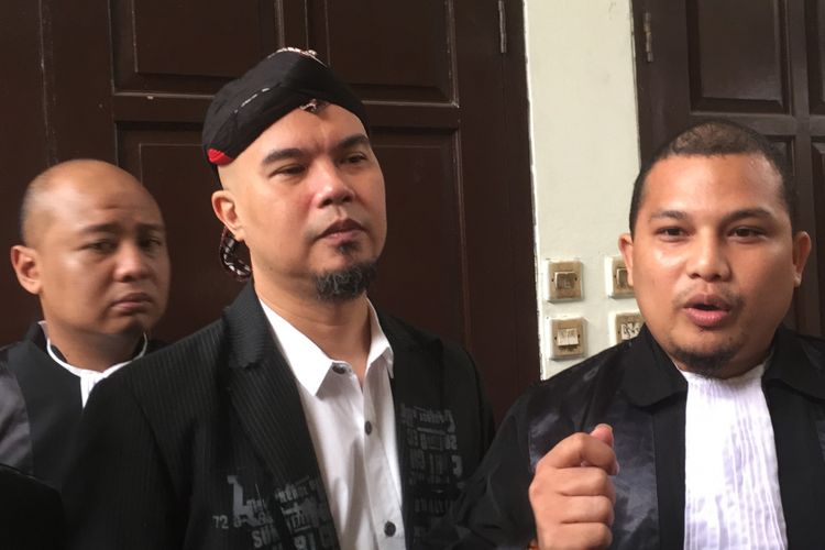 Ahmad Dhani (tengah) hadir di Pengadilan Negeri Jakarta Selatan, Senin (9/7/2018), sebagai terdakwa kasus dugaan melakukan ujaran kebencian.