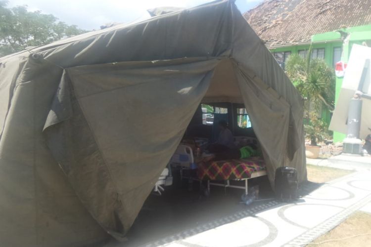 Tenda darurat untuk pelayanan kesehatan di Lombok.