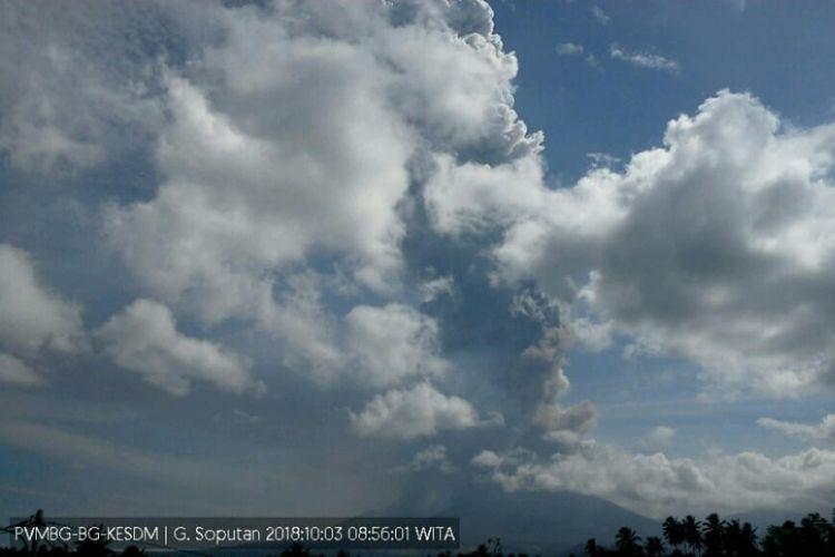 Gunung Soputan meletus dan mengeluarkan abu vulkanik setinggi 4 Km pada Rabu (3/10/2018).