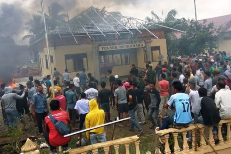 Massa membakar Mapolsek Bendahara, Kabupaten Aceh Tamiang, Selasa (23/10/2018)