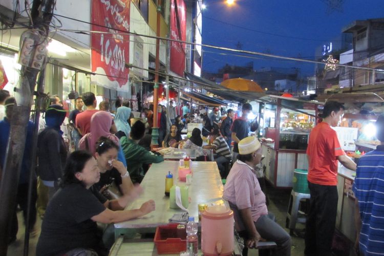 Keramaian di Pasar Lama Tangerang dimulai jelang senja. Para pedagang dan pembeli akan tumpah ke tenda dan lapak di tepi jalan.