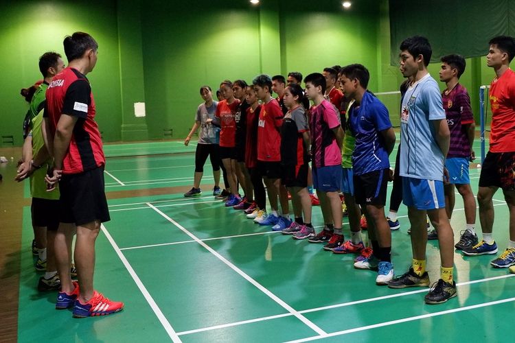 Tim Berkat Abadi berkumpul bersama setelah menyelesaikan sesi latihan di The Spring Club, Gading Serpong, Senin (11/02/2019).