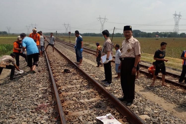 Seorang wanita paruh baya tewas tersambar kereta api (KA) di perlintasan rel KA, Dusun Karangjati, Desa Mojoagung, Kecamatan Karangrayung, Kabupaten Grobogan, Jawa Tengah, Selasa (14/8/2018). 