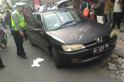 Dua Orang yang Ditemukan Lemas di Mobil Diduga Keracunan