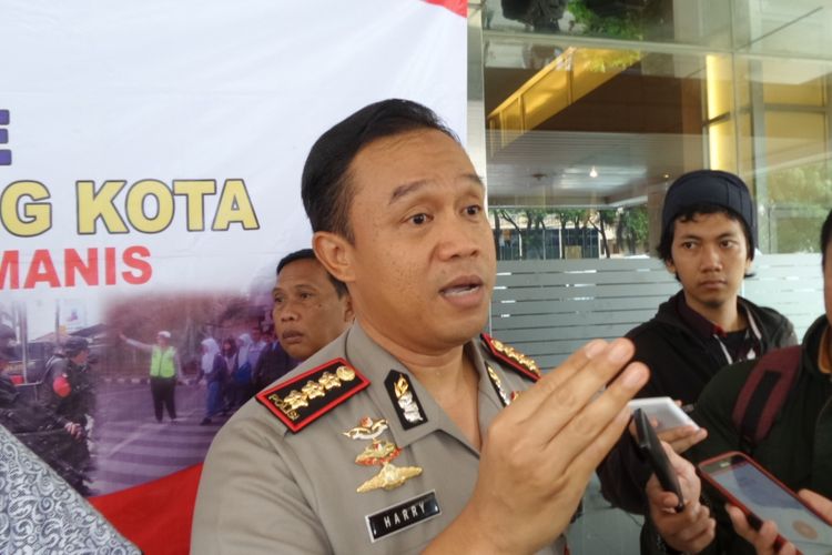 Kapolres Metro Tangerang Komisaris Besar Harry Kurniawan menjelaskan kasus tabrak lari angkot terhadap driver GrabBike di Mapolres Metro Tangerang, Jumat (10/3/2017).