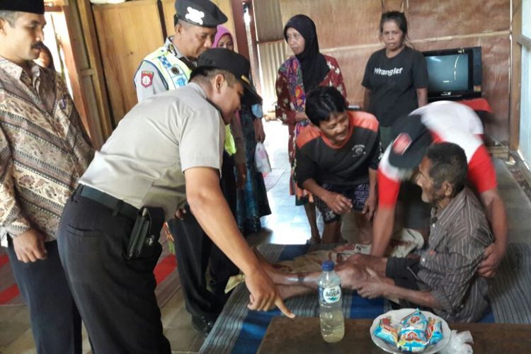 Meski tertimpa rumah roboh, Rabu (12/7/2017), Mbah Taman (90), warga Dusun Krajan, Desa Selur, Kecamatan Ngrayun, Kabupaten Ponorogo selamat. Warga mengevakuasi Mbah Taman ke tempat yang aman.