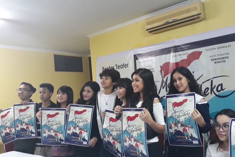 Bastian Steel dan para pemain teater musikal anak Mencari Arti Merdeka saat ditemui di Sanggar Nari-nari, Kemang, Jakarta Selatan, Minggu (30/7/2017).