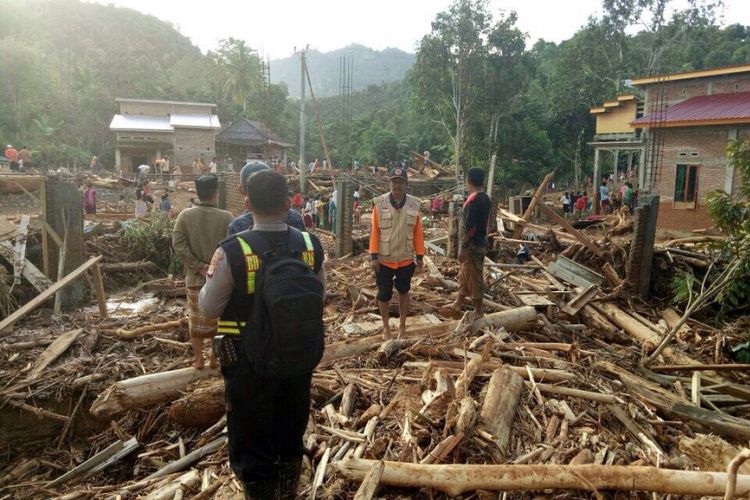 Balai Pengelolaan Sumber Daya Air (PSDA) Provinsi Jawa Tengah‎ menertibkan ratusan bangunan yang berdiri di sempadan saluran sekunder Mlilir, Kecamatan Gubug, Kabupaten Grobogan, Rabu (9/8/2017).