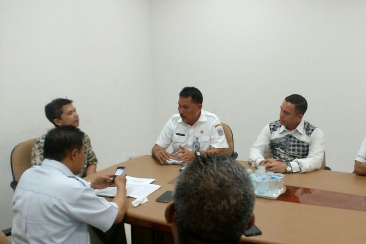 Tim gabungan dari Kepolisian, BPRD, Jasa Raharja dan Bank DKI mengadakan operasi pajak kendaraan secara door to door di wilayah Jakarta Barat, Rabu (23/8/2017).