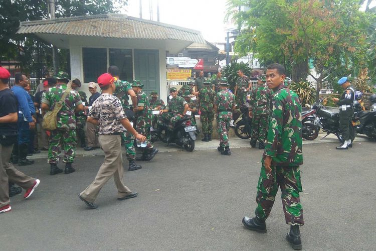 Anggota TNI yang ingin mengosongkan rumah warga di Komplek Akabri, Menteng Pulo, Setiabudi, Jakarta Selatan, Kamis (14/9/2017).