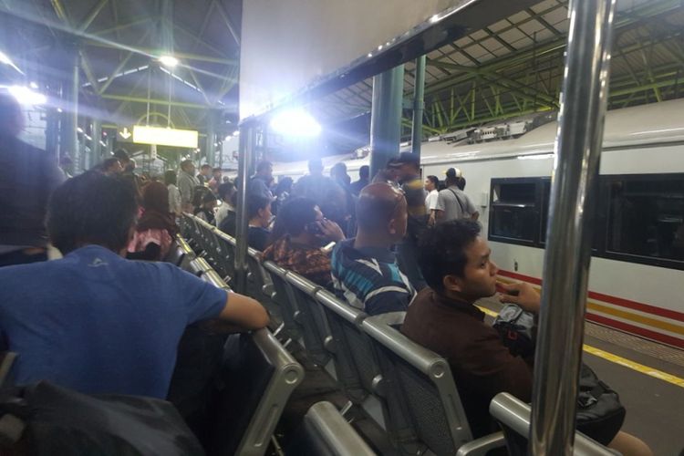 Ilustrasi: Sejumlah penumpang kereta Argo Parahyangan menunggu di Stasiun Gambir, Jakarta Pusat.