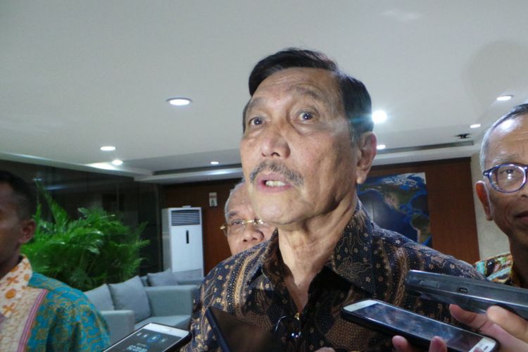 Menko Bidang Kemaritiman Luhut Binsar Panjaitan, seusai rapat kelanjutan reklamasi Teluk Jakarta, di Kantor BPPT, Jakarta Pusat, Senin (2/10/2017).