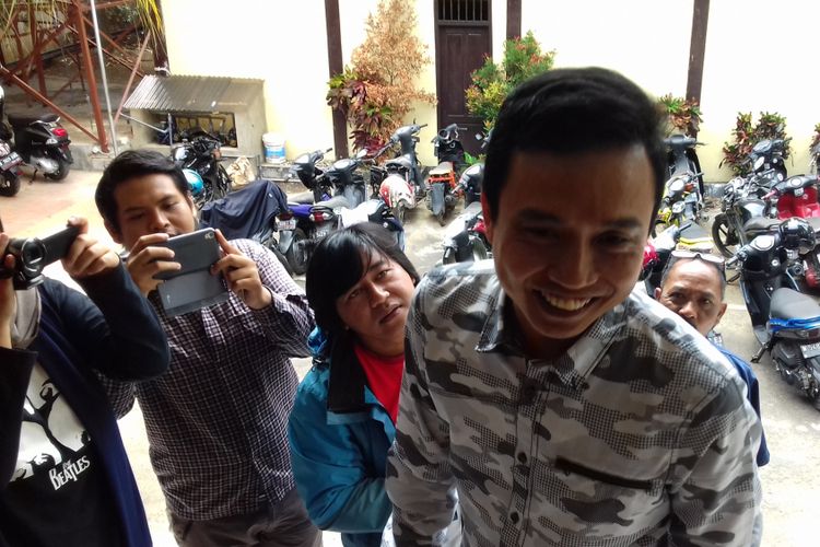 Anggota DPRD Kota Malang Subur Triono saat memenuhi panggilan penyidik KPK untuk diperiksa sebagai saksi dugaan kasus suap pembahasan APBD dan APBD Perubahan Kota Malang yang terjadi pada tahun 2015 di Mapolres Malang Kota, Rabu (18/10/2017)