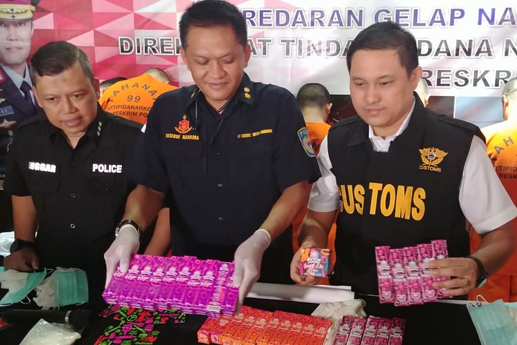 Polisi mengamankan puluhan liquid atau cairan untuk rokok elektronik (vape) yang didatangkan dari Belanda. Liquid bermerk Dvtch Amsterdam tersebut mengandung narkoba jenis canabinoid. Jumpa pers digelar di Direktorat Narkoba Bareskrim Polri, Jakarta, Rabu (1/11/2017).