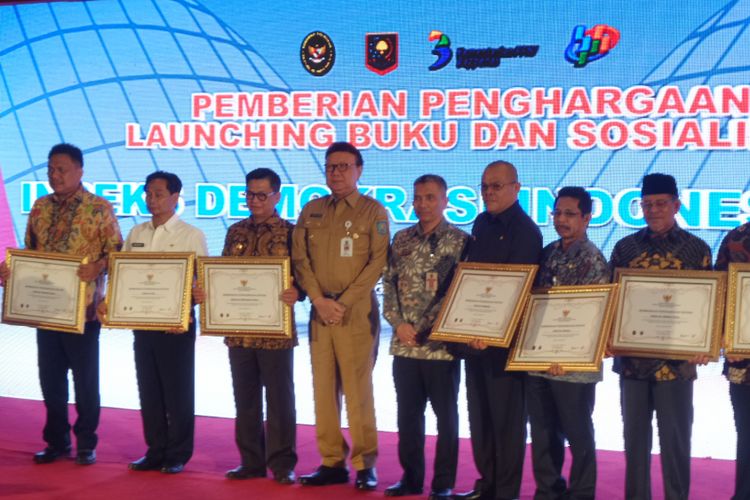 Menteri Dalam Negeri Tjahjo Kumolo dan sepuluh perwakilan penerima penghargaan Indeks Demokrasi Indonesia di Hotel Kartika Chandra Jakarta, Selasa (5/12/2017).