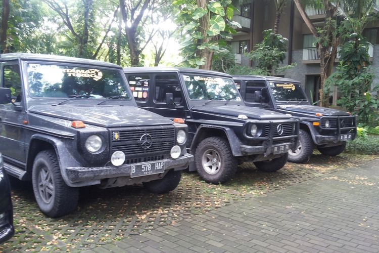 Sejumlah mobil Mercedes G-Wagen milik anggota komunitas Mercedes Jip Indonesia yang mengikuti turing di Banyuwangi dan Bali pada 8-12 Desember 2017.