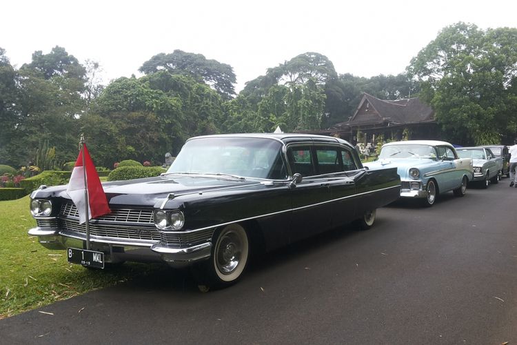 Cadillac Limo Presidential milik salah seorang anggota Perhimpunan Penggemar Mobil Kuno Indonesia (PPMKI) yang ikut serta dalam konvoi ke Bogor, Minggu (21/1/2018). Mobil ini tadinya pernah digunakan sebagai kendaraan dinas Presiden Pertama RI Soekarno.