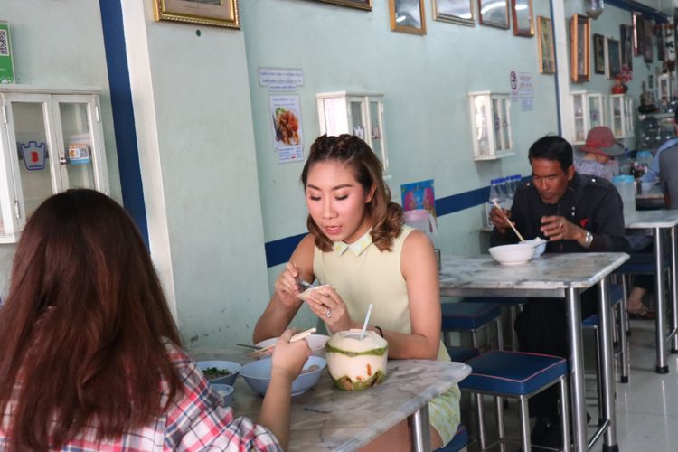 Dua wisatwan asal Thailand sedang menyantap hidangan mi sapi ala Thailand, di kedai Rote Yiam Beef Noodle di Chiang Mai, Thailand, Sabtu (27/1/2018).