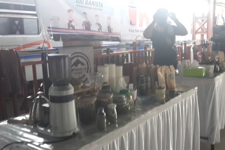 Sejumlah barista meracik kopi untuk dibagikan ke penumpang kereta api secara gratis di Stasiun Malang, Rabu (31/1/2018)