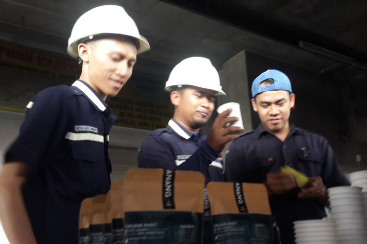 Sejumlah petugas kereta api saat merasakan kopi hasil racikan barista di Stasiun Malang, Rabu (31/1/2018)