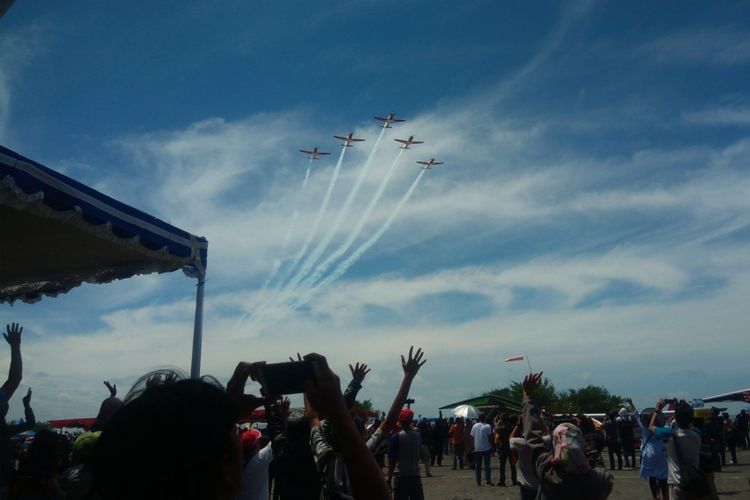 Tim Jupiter Aerobatic team Terbang dalam Jogja Air show 2018 di Pantai Depok, Bantul, Yogyakarta