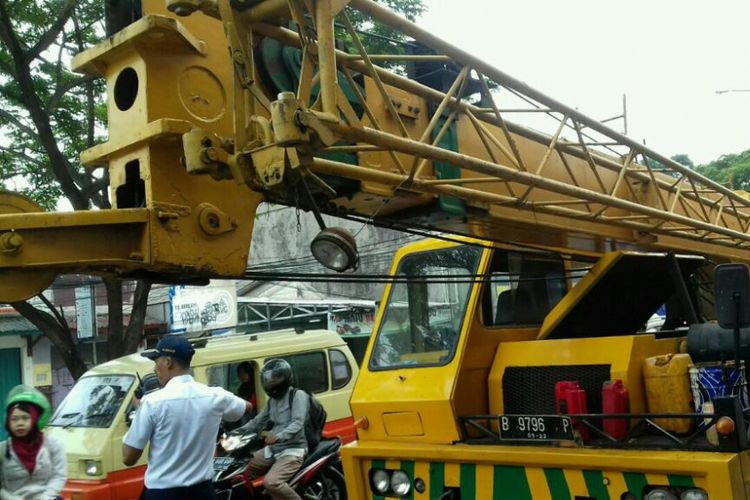 Mobil crane mogok di Jalan Arif Rahman Hakim, akibatnya jalan tersebut macet hingga satu kilometer, Jumat (23/2/2018).