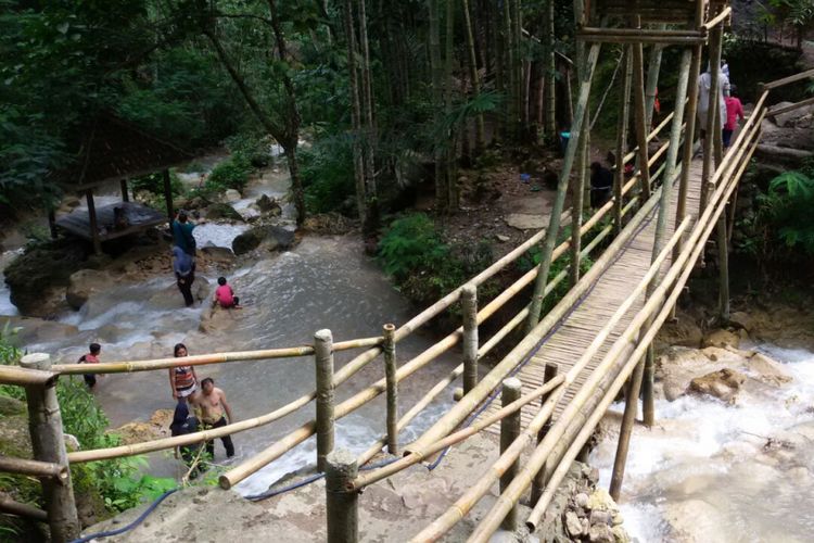 Banyak jembatan bambu sepanjang perjalanan mengelilingi kawasan Kedung Pedut. Selfy di jembatan memberi sudut berbeda dan tetap menarik pada tiap foto panorama. 