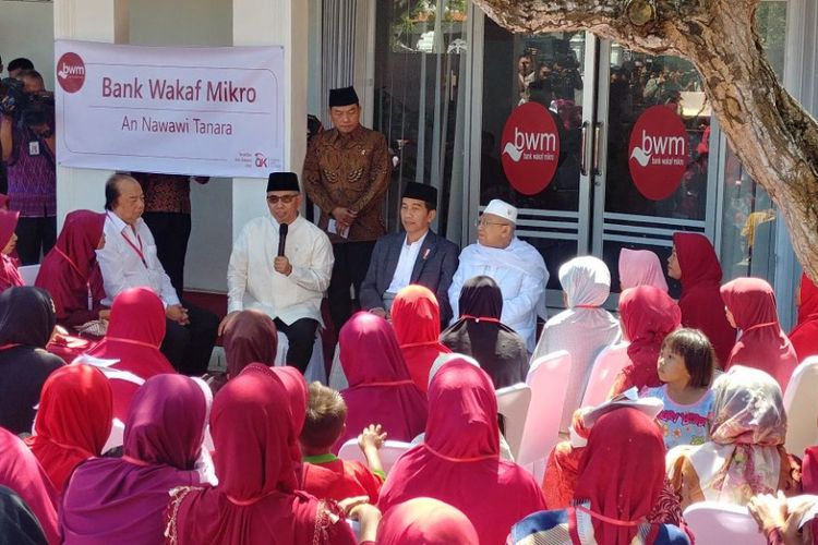 Presiden Joko Widodo mengunjungi pondok pesantren An Nawawi di Balaraja, Serang, Banten, Rabu (14/3/2018).