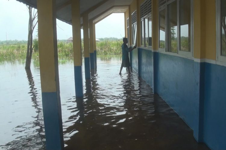 Teras SMP Negeri 3 Pemulutan Ogan Ilir terendam banjir akurat curah hujan yang cukup tinggi beberapa hari terakhir iini. Banjir itu membuat 152 siswa sekolah tersebut harus diliburkan sebab ketinggian banjir sudah mencapai 1 meter di titik tertentu
