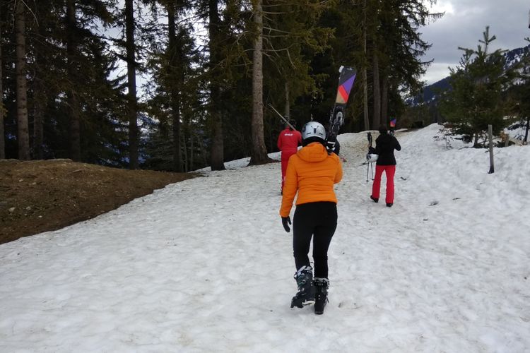 Turis Indonesia bersiap untuk bermain ski di Pegunungan Alpen di sisi Les Avanchers, Valmorel, Perancis, Senin (9/4/2018). Pegunungan Alpen di sisi Les Avanchers merupakan salah satu tempat bermain ski untuk pemula.