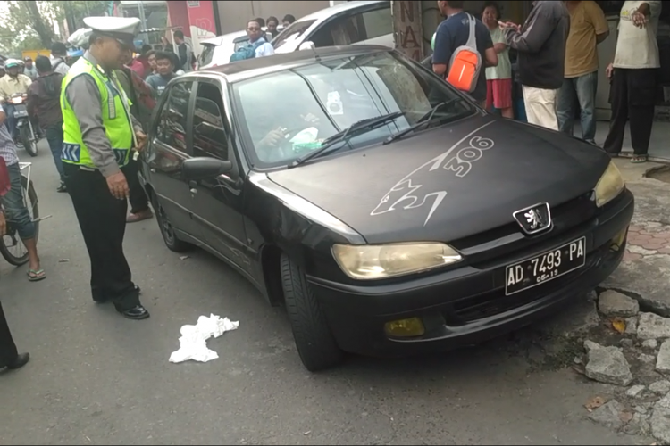 Mobil jenis sedan yang saat hendak diamankan polisi Kota Kediri, Jawa Timur, Senin (23/4/2018). Sebelumnya mobil ini tiba-tiba berhenti di tengah jalan dan di dalamnya ditemukan sopir dan penumpangnya dalam keadaan tidak sadarkan diri.