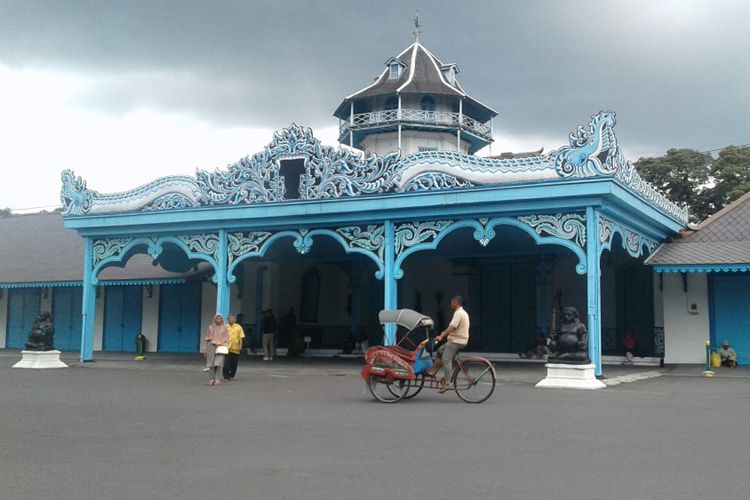 Seorang pengayuh becak melintas di depan Keraton Surakarta Hadiningrat.