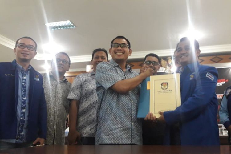 Ketua DPD Partai Demokrat Kalbar Suryadman Gidot saat menyerahkan berkas kepada Ketua KPU Kalbar Ramdan di Kantor KPU Jalan Subarkah, Pontianak (17/8/2018)