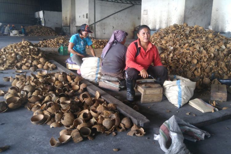 Usaha pengolahan kelapa di Kabupaten Tojo Una Una, Sulawesi Tengah. Foto diambil pada Selasa (24/7/2018).