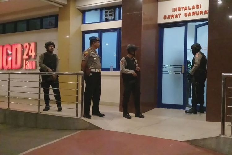 Sejumlah anggota Kepolisian Resor Cirebon melakukan penjagaan di depan ruang Unit Gawat Darurat RS Mitra Plumbon, Sabtu (28/8/2018) dini hari. Dua anggota PJR Polda Jabar ditembak Orang Tak Dikenal di kilometer 223-400 Tol Kanci Pejagan. 