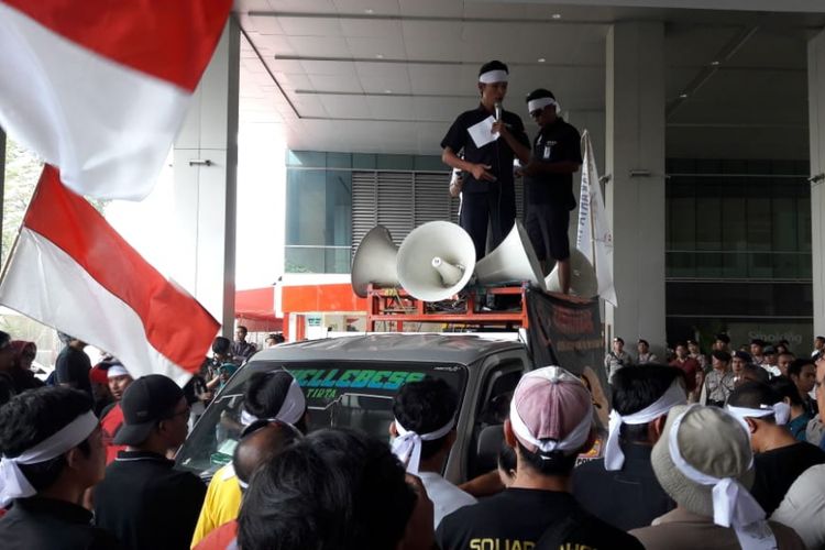 Pengemudi transportasi online yang tergabung di bawah komunitas Gerakan Hantam Aplikasi Nakal (Gerhana) menggelar aksi unjuk rasa di kantor Go-Jek di Pasaraya Blok M, Jakarta Selatan, Rabu (12/9/2018).