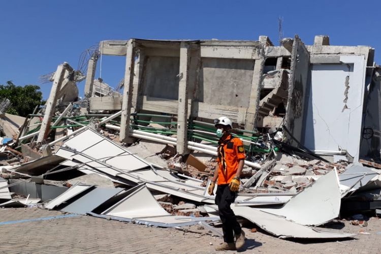 Hotel Roa Roa di kawasan Maesa di Kelurahan Lolu Timur, Kota Palu, luluh lantak dihantam rangkaian gempa yang melanda Sulawesi Tengah. Puluhan tamu belum diketahui nasibnya.
