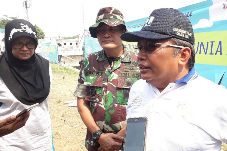 Kepala BBWSCC Bambang Hidayah memberikan keterangan kepada wartawan dalam peringatan Hari Habitat Dunia di Kanal Banjir Timur, Senin (1/10/2018).